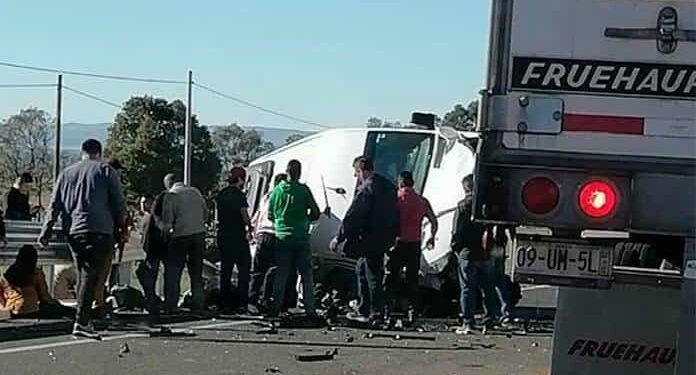 Camioneta donde viajaban aficionadas a la charrería se volcó en la Carretera a Guadalajara