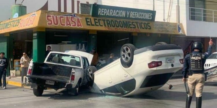 VIDEO: Aparatoso choque con volcadura en la Industrial Aviación