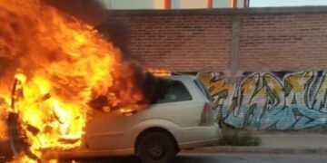 Tras corto, llamas consumen vehículo cerca del Tec de SLP