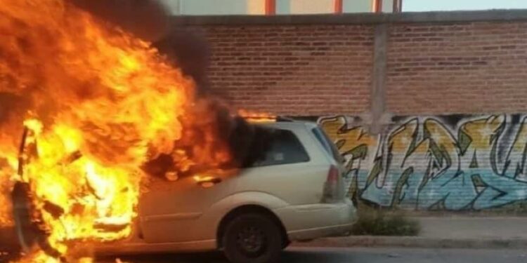 Tras corto, llamas consumen vehículo cerca del Tec de SLP
