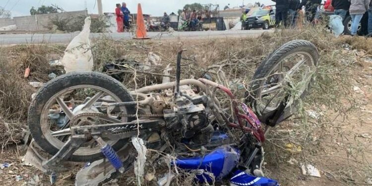 Pareja en motocicleta sufre accidente en camino a Peñasco