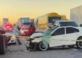 Muere pasajero de auto en choque con un tráiler sobre la ’57