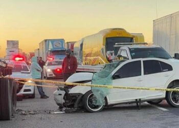 Muere pasajero de auto en choque con un tráiler sobre la ’57
