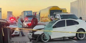 Muere pasajero de auto en choque con un tráiler sobre la ’57