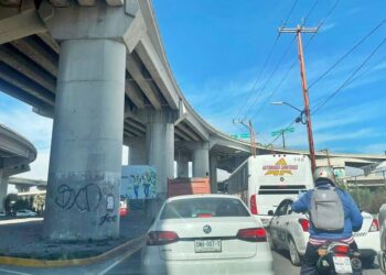 Semáforos inteligentes de Glorieta Juárez en SLP entran en operación; tráfico persiste en la zona