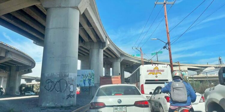 Semáforos inteligentes de Glorieta Juárez en SLP entran en operación; tráfico persiste en la zona