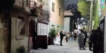 Bomberos sofocan incendio y descubren presunto feminicidio en Iztacalco