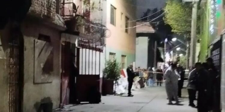 Bomberos sofocan incendio y descubren presunto feminicidio en Iztacalco