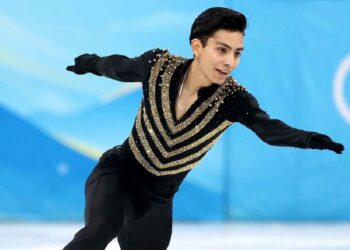 Donovan Carrillo; el campeón mundial de patinaje estrenó la pista de hielo de Plaza Fundadores