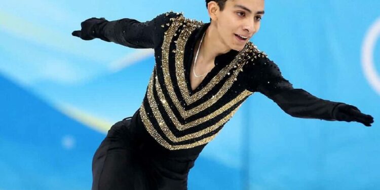 Donovan Carrillo; el campeón mundial de patinaje estrenó la pista de hielo de Plaza Fundadores