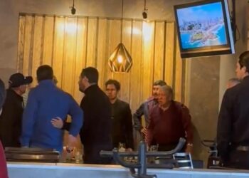 Encaran a Javier Corral en restaurante de Chihuahua; se le van a las cachetadas
