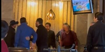 Encaran a Javier Corral en restaurante de Chihuahua; se le van a las cachetadas