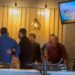Encaran a Javier Corral en restaurante de Chihuahua; se le van a las cachetadas