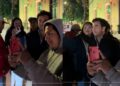 ¡Checo Pérez en San Luis Potosí! Fans lograron fotografiarse con él