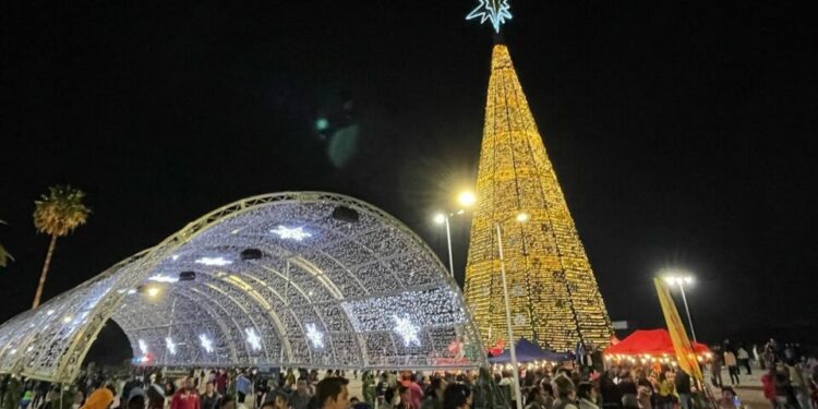 Encendido del Árbol Monumental y Show de Coca-Cola en la Fenapo: Magia navideña para las familias potosinas