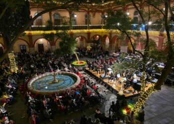 Con concierto de la Orquesta Sinfónica Universitaria, la UASLP realizó el encendido navideño del Edificio Central
