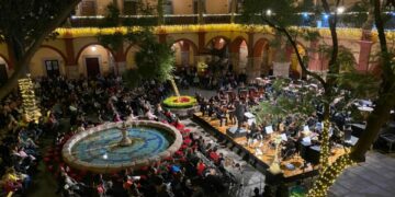 Con concierto de la Orquesta Sinfónica Universitaria, la UASLP realizó el encendido navideño del Edificio Central