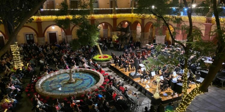 Con concierto de la Orquesta Sinfónica Universitaria, la UASLP realizó el encendido navideño del Edificio Central