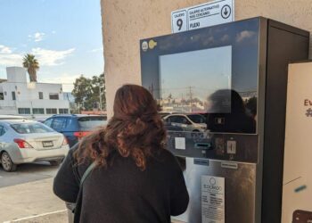 Plazas y centros comerciales siguen cobrando el estacionamiento a sus clientes