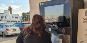 Plazas y centros comerciales siguen cobrando el estacionamiento a sus clientes