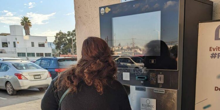 Plazas y centros comerciales siguen cobrando el estacionamiento a sus clientes