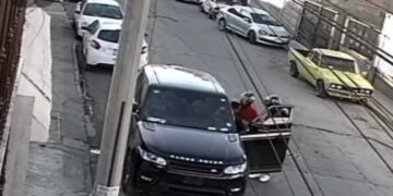 VIDEO | Asaltan a pareja a plena luz del día, les roban su camioneta