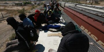 Traficantes de personas usan la IA para estafar a familiares de indocumentados