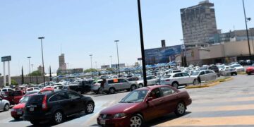 ¡Es ley! Publican reforma que prohíbe el cobro de estacionamiento en centros comerciales de SLP