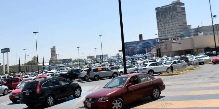 ¡Es ley! Publican reforma que prohíbe el cobro de estacionamiento en centros comerciales de SLP