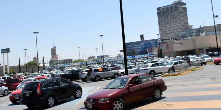 Estacionamientos en establecimientos comerciales y de servicios serán gratuitos