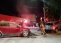 Impactan dos camionetas, una se quema del motor