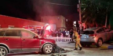 Impactan dos camionetas, una se quema del motor
