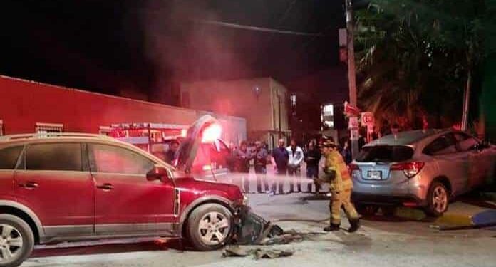 Impactan dos camionetas, una se quema del motor