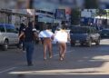 VIDEO| ¡Por vender vapeadores! Desnudos y con un ‘verdugo’ detrás exhiben a jóvenes en pleno centro de Guasave