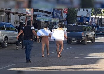 VIDEO| ¡Por vender vapeadores! Desnudos y con un ‘verdugo’ detrás exhiben a jóvenes en pleno centro de Guasave