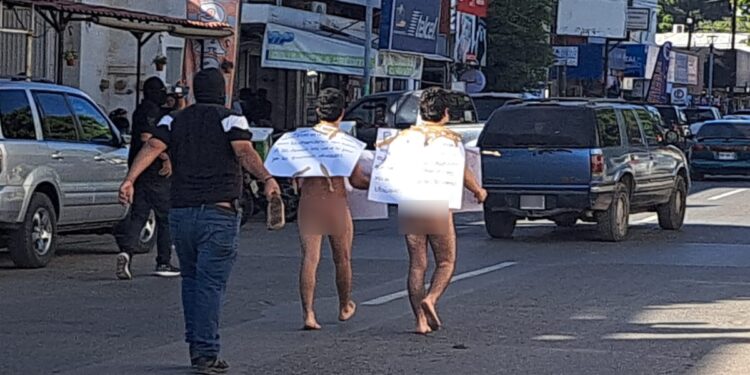 VIDEO| ¡Por vender vapeadores! Desnudos y con un ‘verdugo’ detrás exhiben a jóvenes en pleno centro de Guasave