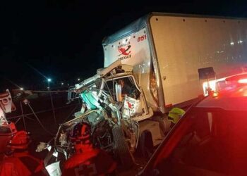 Muere chófer al chocar contra otro camión