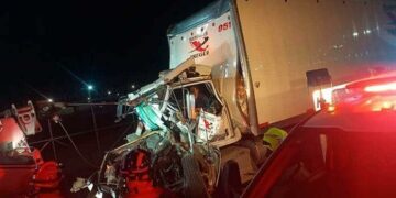 Muere chófer al chocar contra otro camión