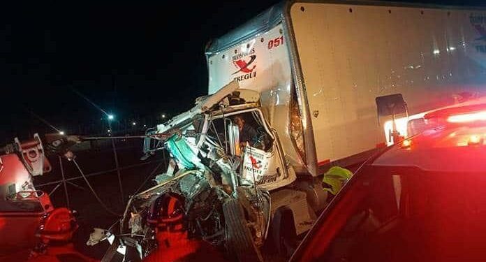 Muere chófer al chocar contra otro camión