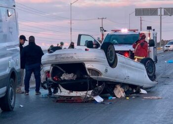 Mujer de 26 años muere en volcadura