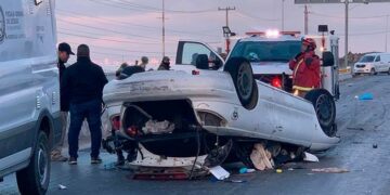 Mujer de 26 años muere en volcadura