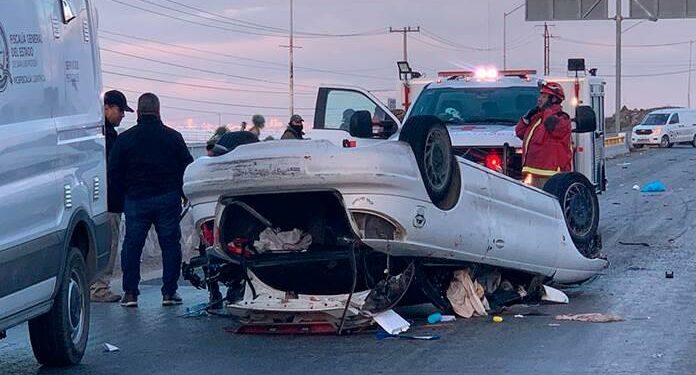 Mujer de 26 años muere en volcadura
