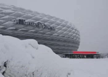Aviones quedaron congelados en aeropuerto por fuertes nevadas en Munich, Alemania