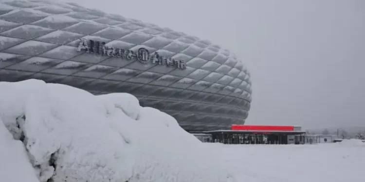 Aviones quedaron congelados en aeropuerto por fuertes nevadas en Munich, Alemania