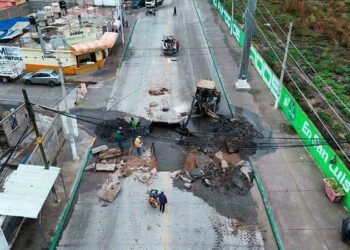 Se habré socavón en Av. San Pedro y un vehículo cae