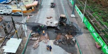 Se habré socavón en Av. San Pedro y un vehículo cae