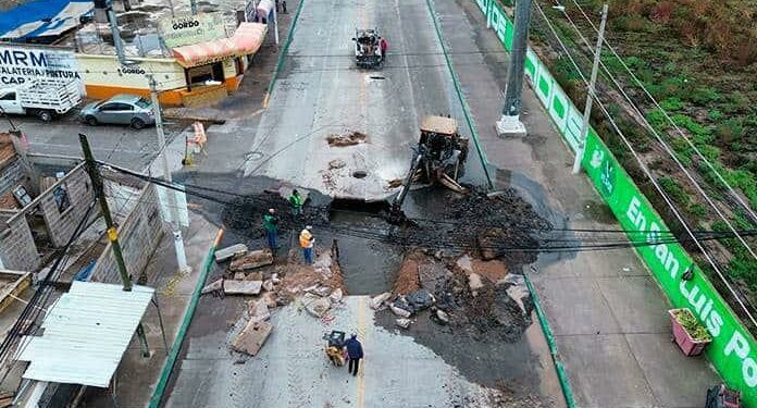 Se habré socavón en Av. San Pedro y un vehículo cae