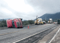 Solo daños materiales en volcadura de tráiler en Carretera 80
