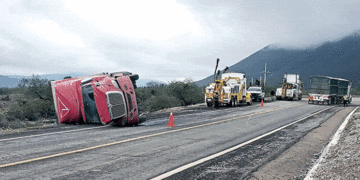 Solo daños materiales en volcadura de tráiler en Carretera 80