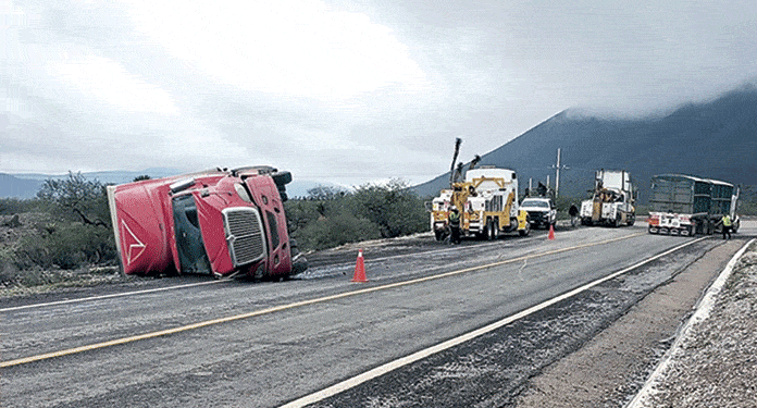 Solo daños materiales en volcadura de tráiler en Carretera 80